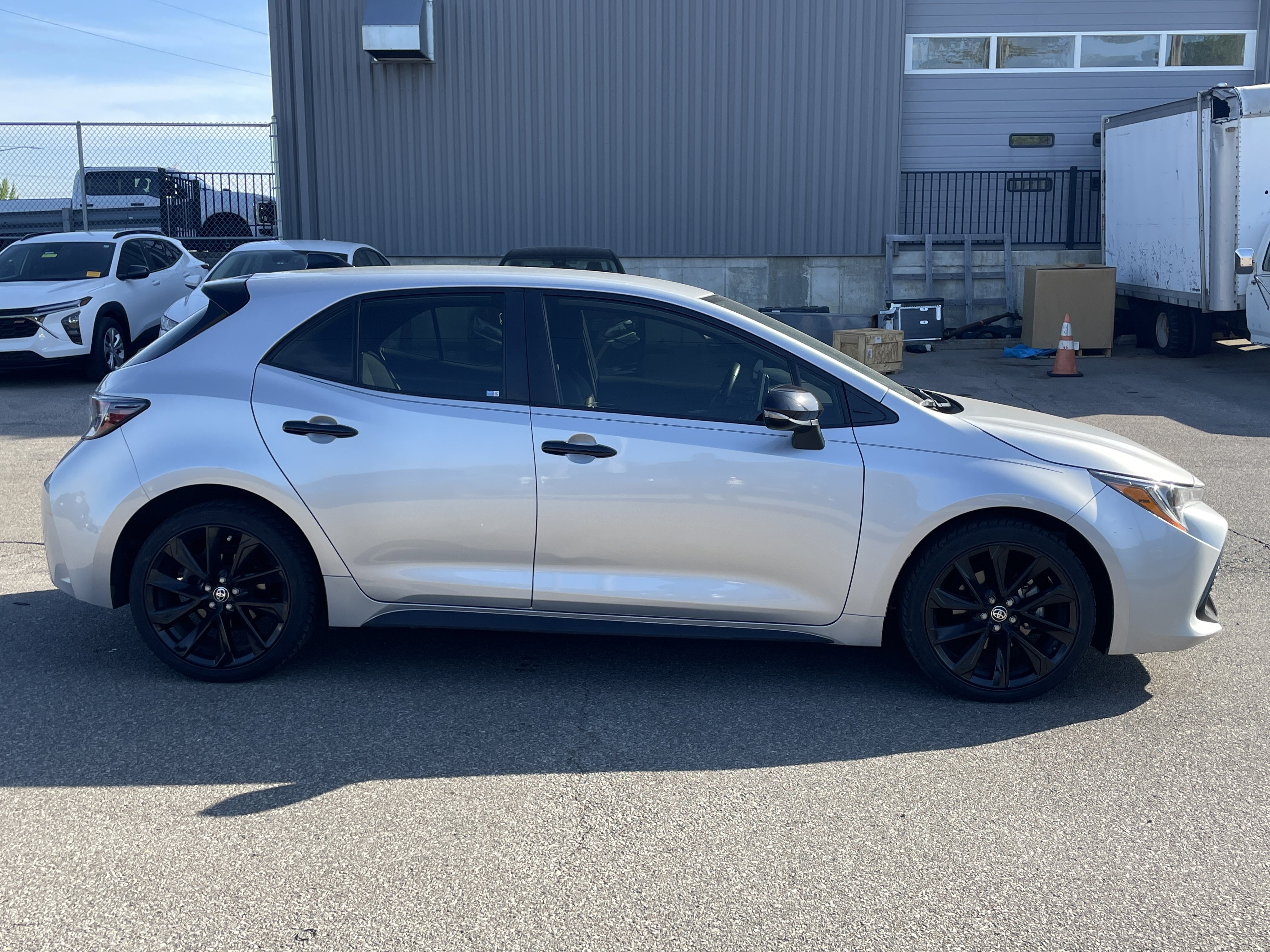 Used 2022 Toyota Corolla SE FWD image 3