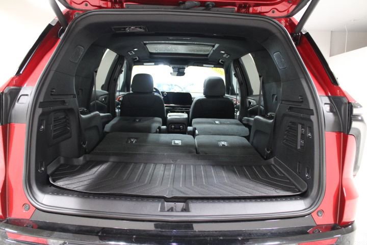 Used 2024 Chevrolet Traverse RS image 16