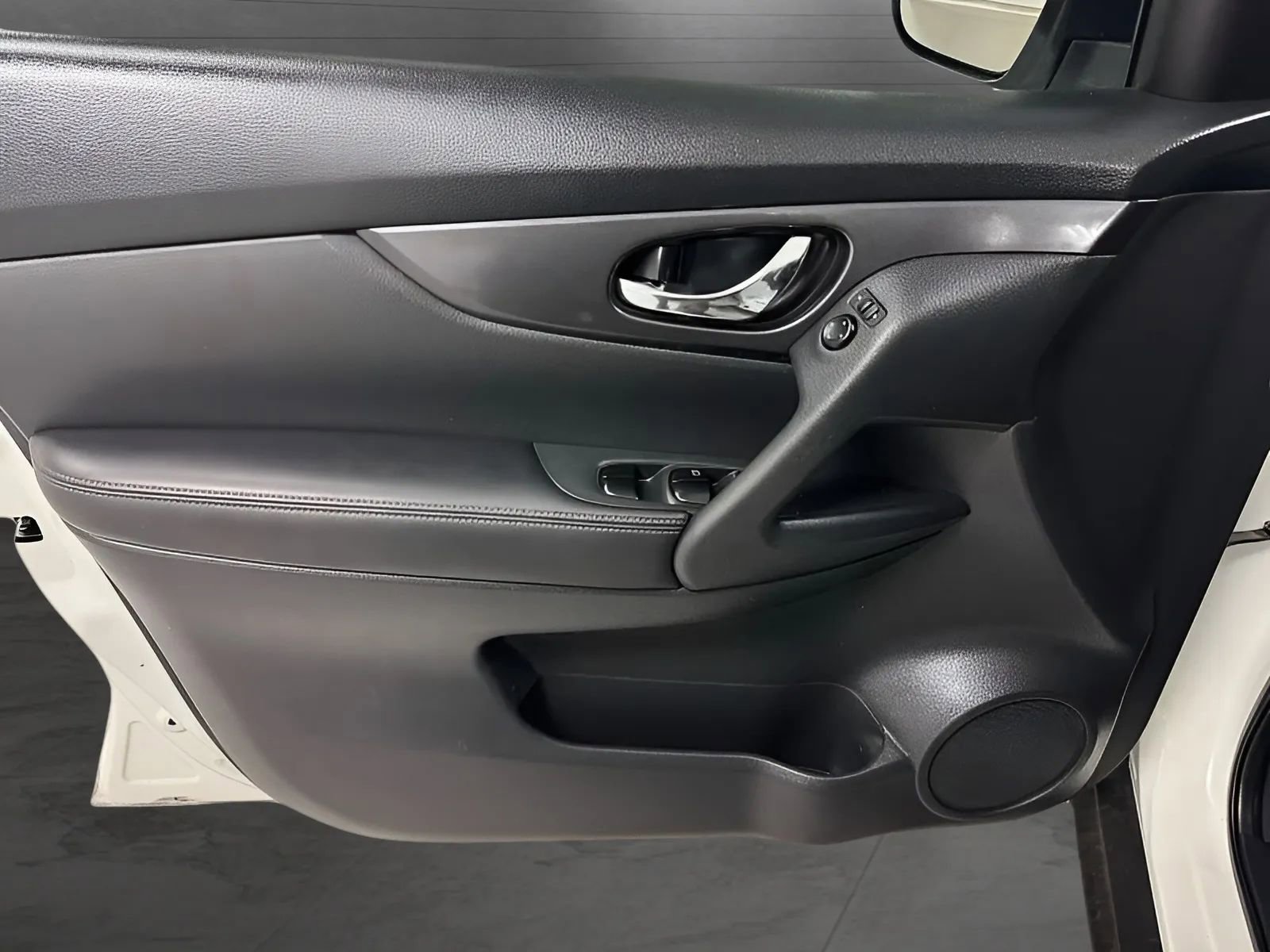 Used 2017 Nissan Rogue S FWD image 9