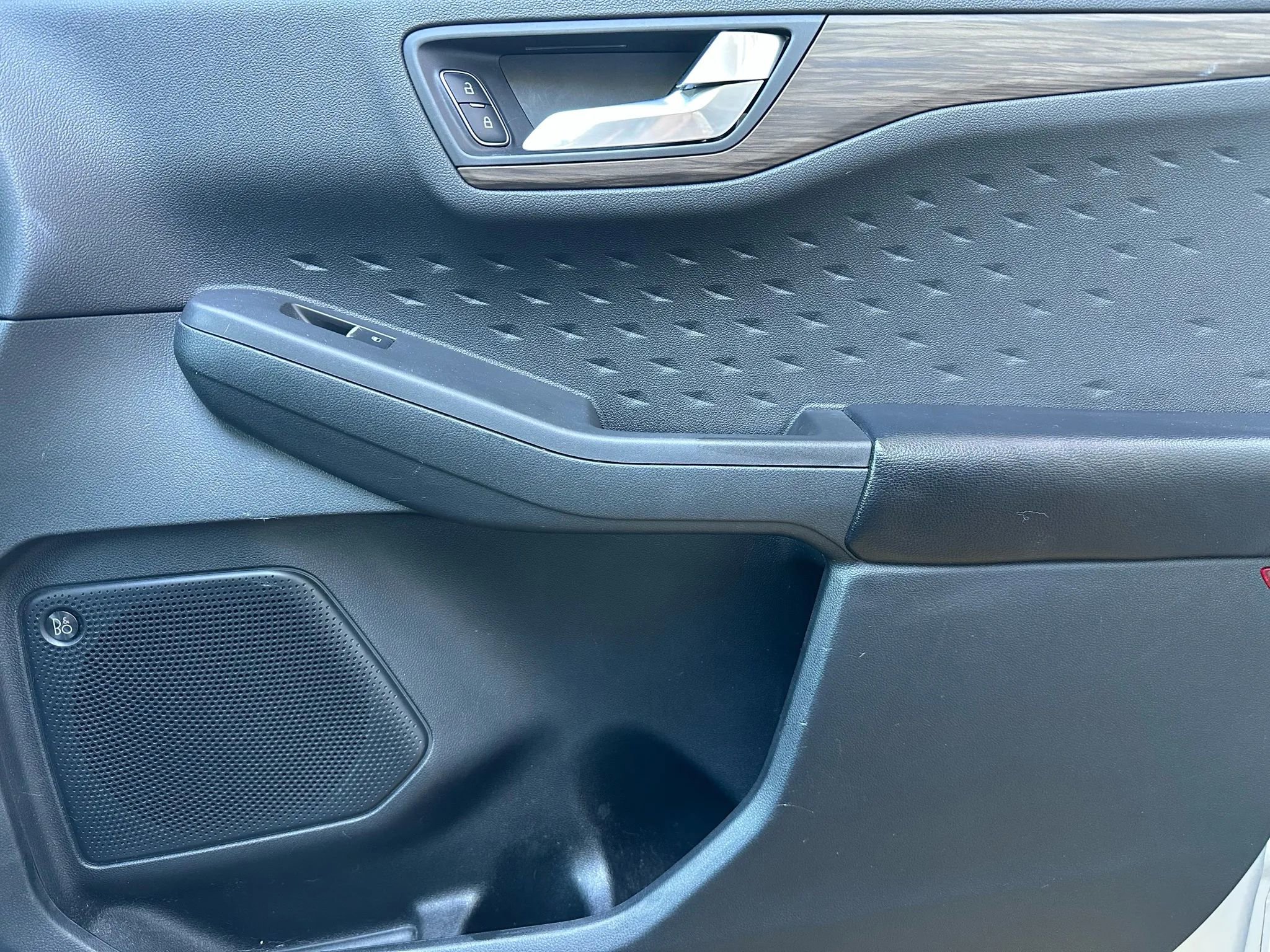 Used 2020 Ford Escape Titanium image 15