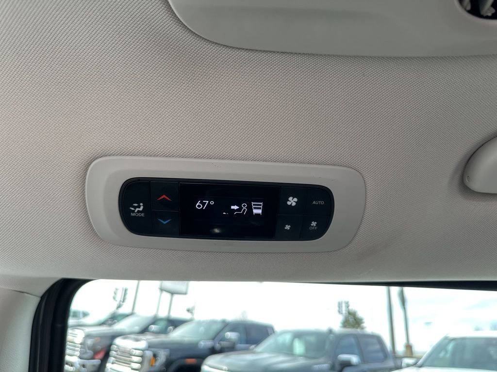 Used 2023 Chrysler Pacifica Touring-L image 13