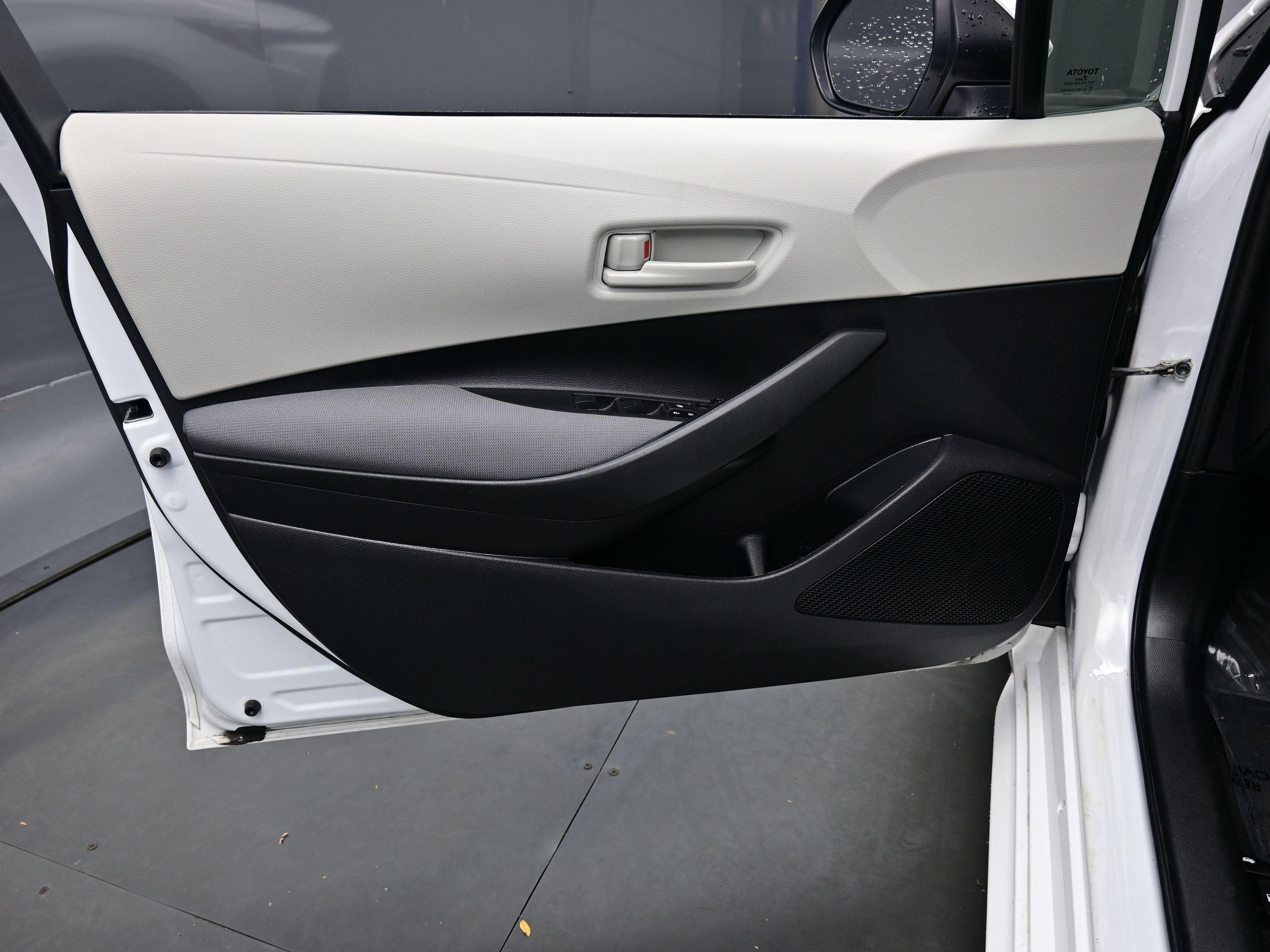 Used 2022 Toyota Corolla LE image 9