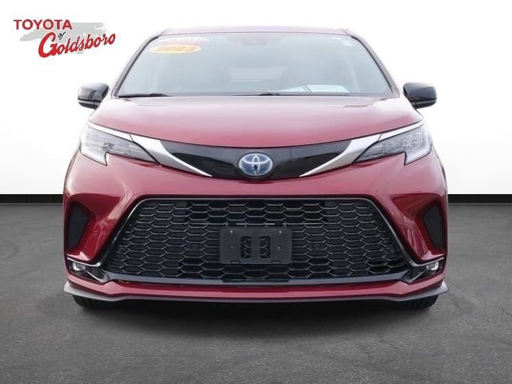 Used 2023 Toyota Sienna XSE image 2