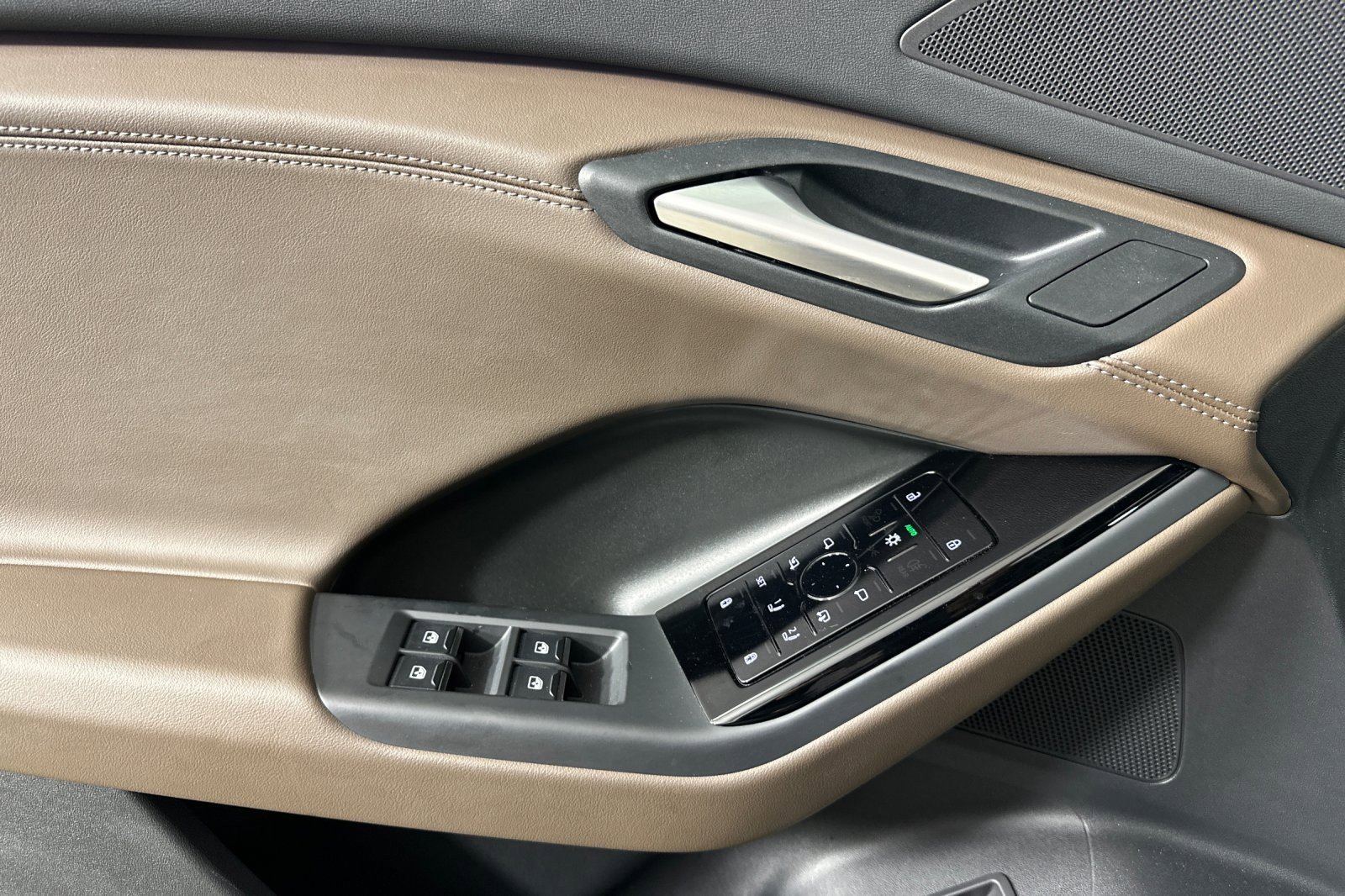 Used 2025 Audi Q6 e-tron Premium w/ Convenience Package image 10