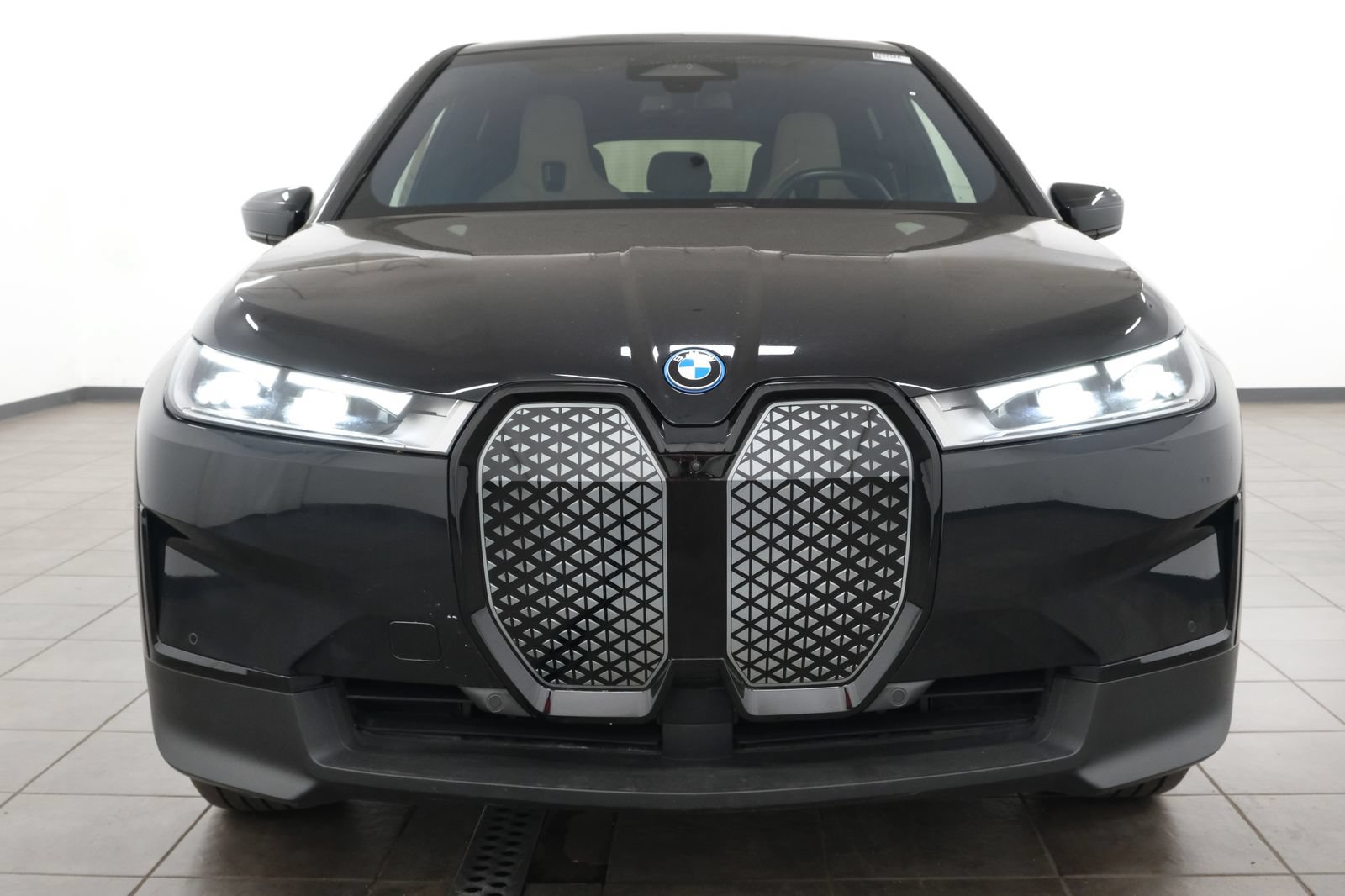 Used 2024 BMW iX xDrive50 w/ Premium Package AWD/4WD image 7
