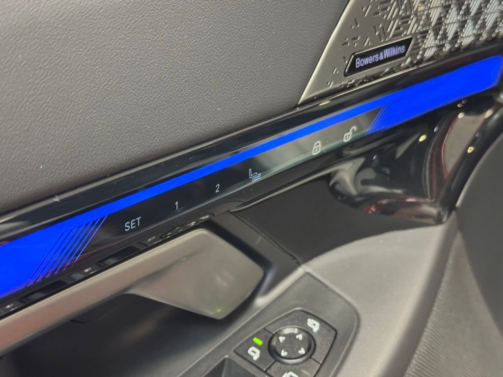 Used 2025 BMW M5 w/ Carbon Package image 9