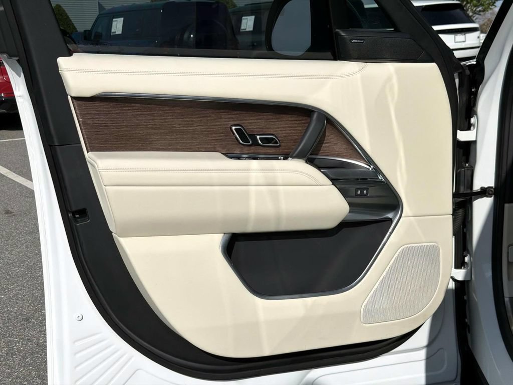 Used 2025 Land Rover Range Rover SE AWD/4WD image 15