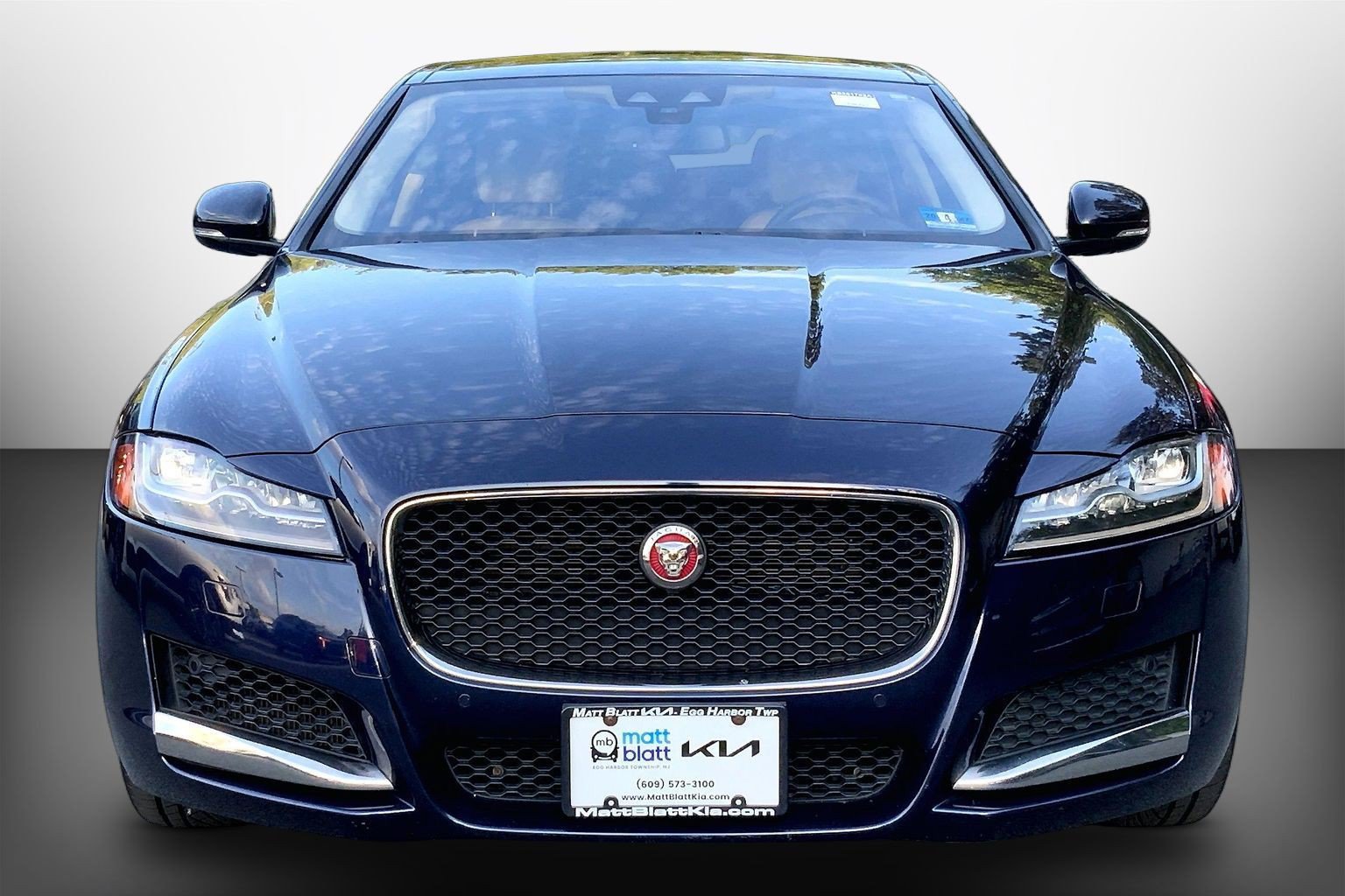 Used 2018 Jaguar XF Premium AWD/4WD image 5