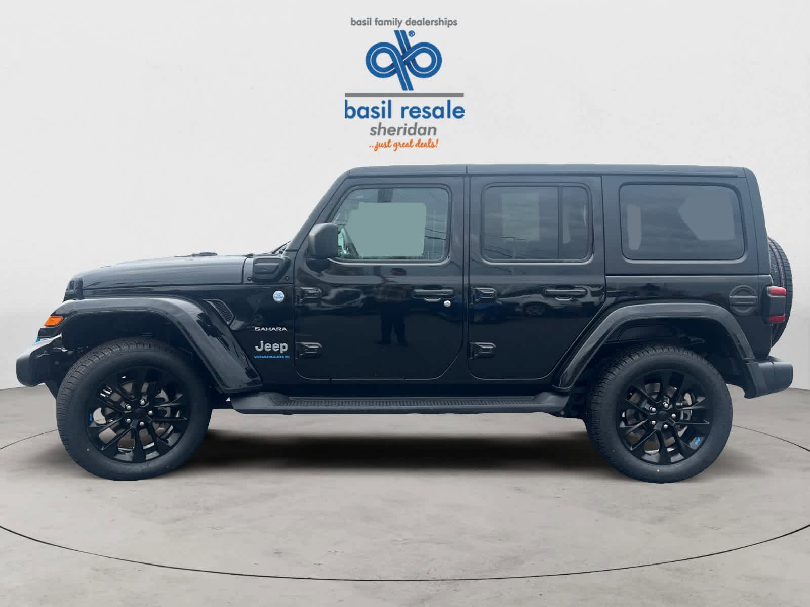 Used 2023 Jeep Wrangler Unlimited Sahara w/ Cold Weather Group AWD/4WD image 9