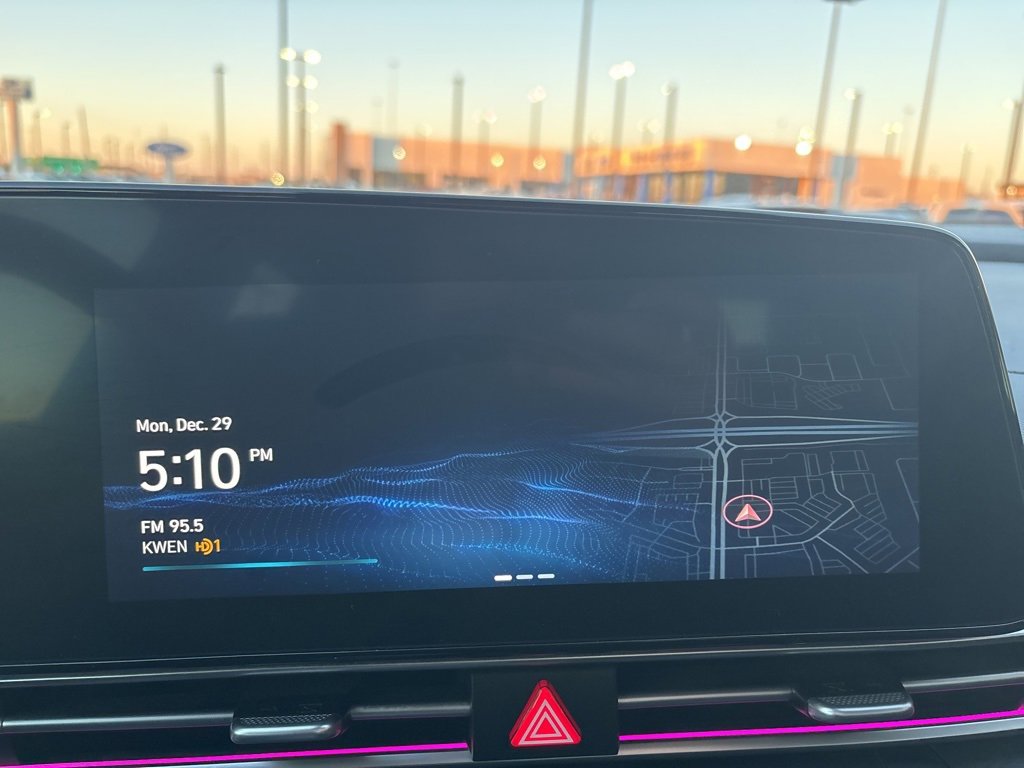 Certified 2023 Hyundai Elantra Limited w/ Preferred Accessory Package image 16