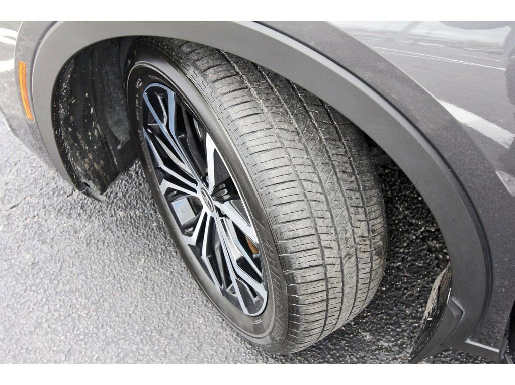 Used 2023 Toyota Crown Limited image 35