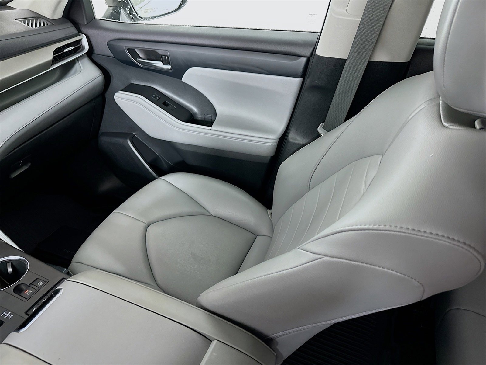 Certified 2021 Toyota Highlander XLE image 24