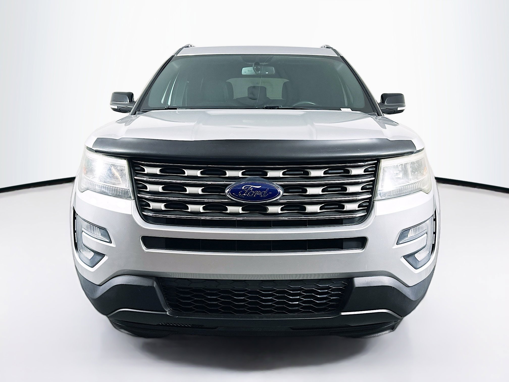 Used 2017 Ford Explorer XLT w/ Equipment Group 201A image 2