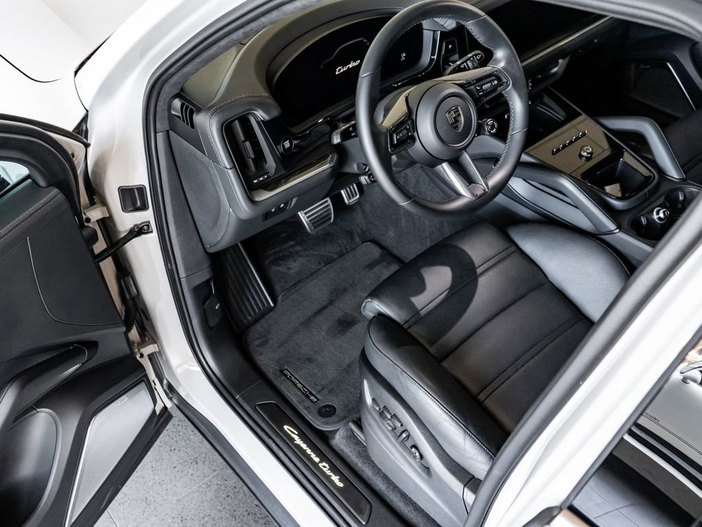 Certified 2025 Porsche Cayenne Turbo image 4