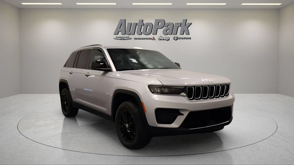Used 2026 Jeep Grand Cherokee Laredo w/ Trailer Tow Package AWD/4WD image 3