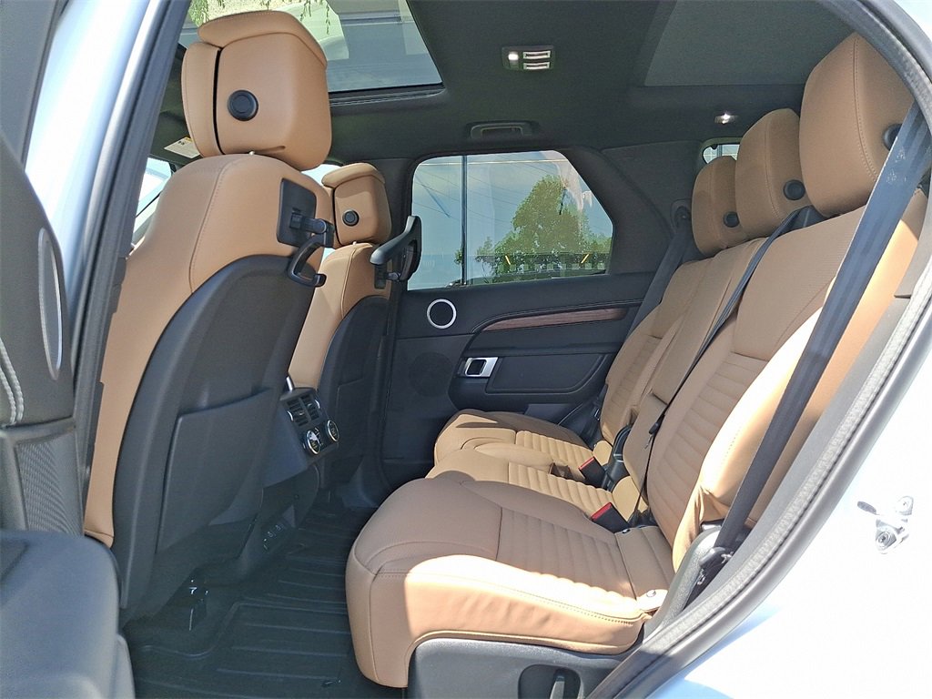 New 2025 Land Rover Discovery Dynamic SE image 6