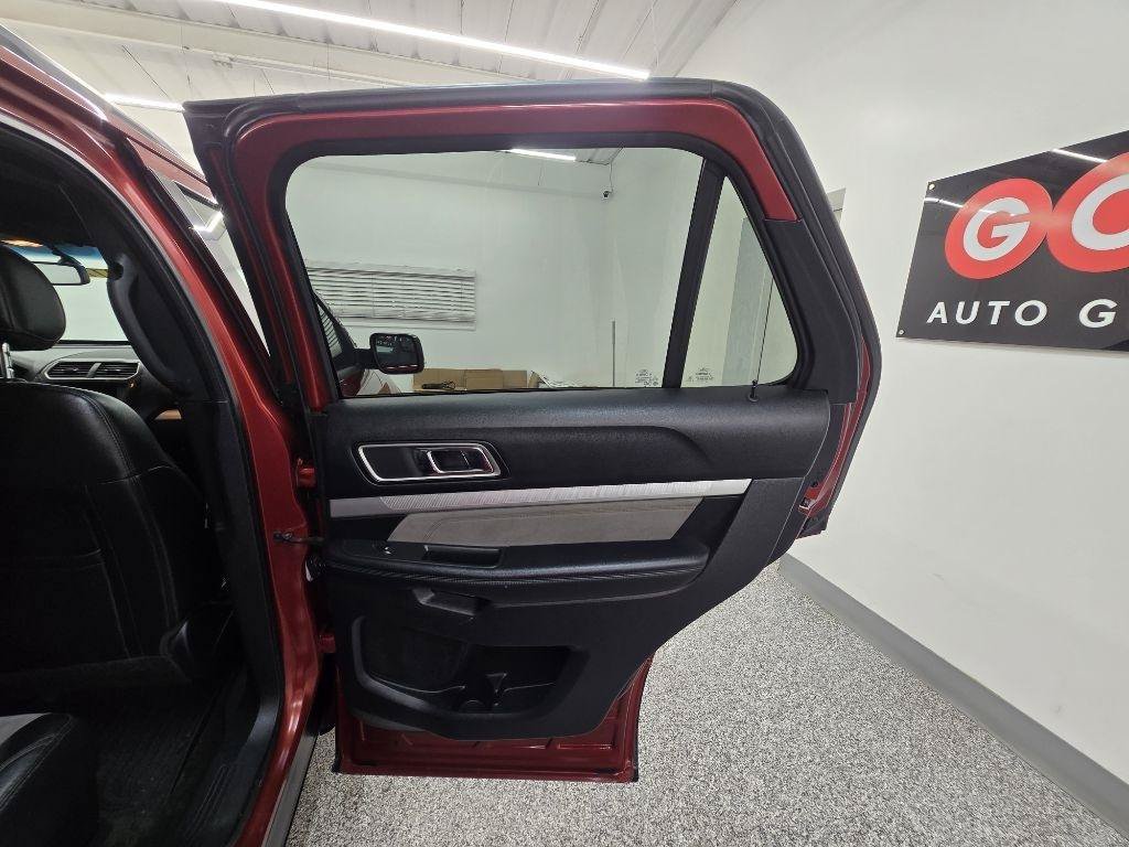 Used 2017 Ford Explorer XLT w/ Equipment Group 202A FWD image 29