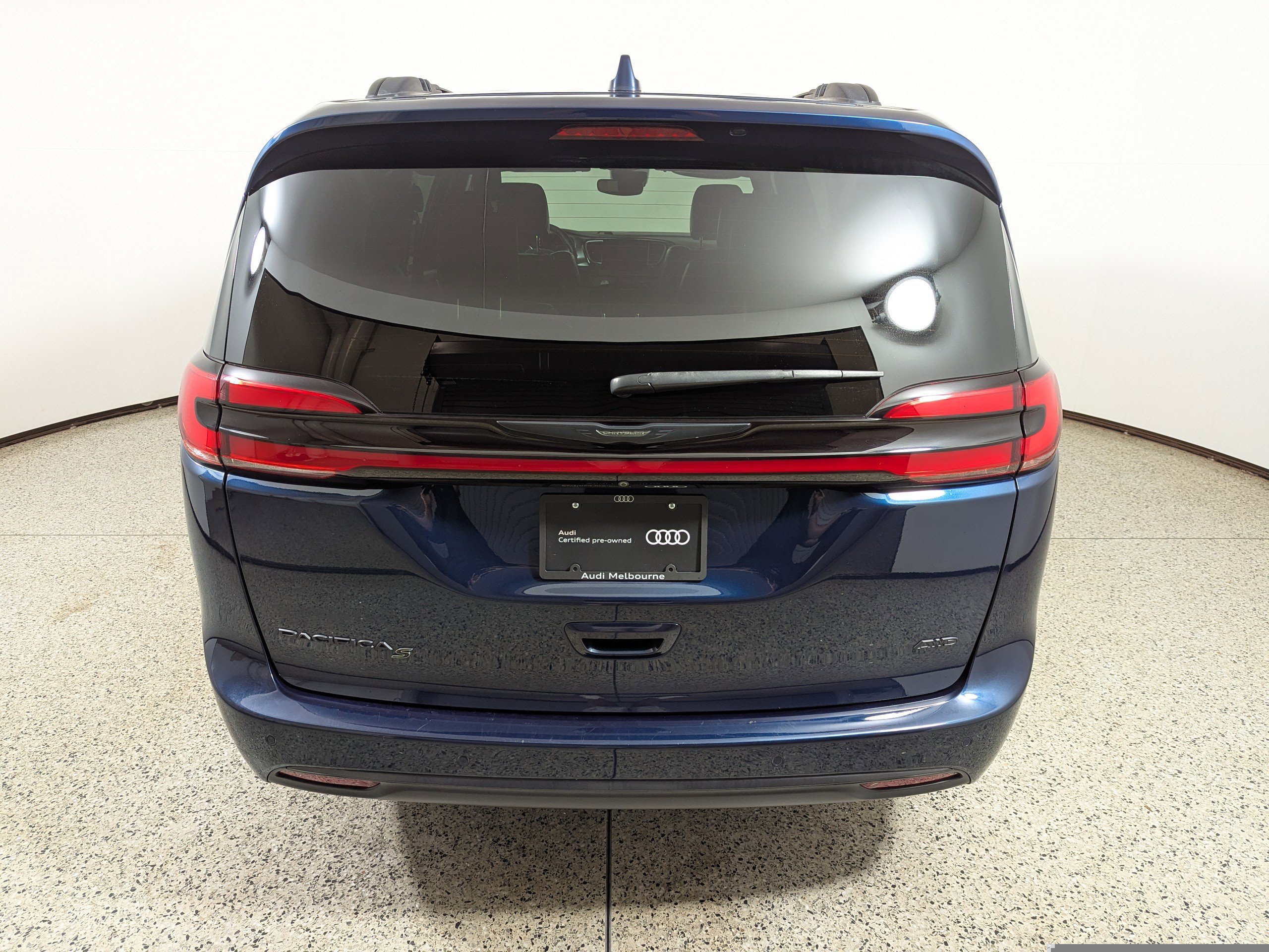 Used 2022 Chrysler Pacifica Touring-L w/ Uconnect Theater Family Group image 6