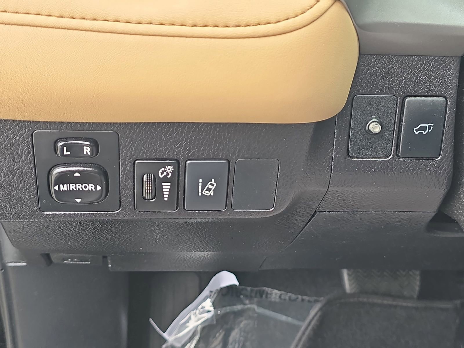 Used 2017 Toyota RAV4 XLE image 28