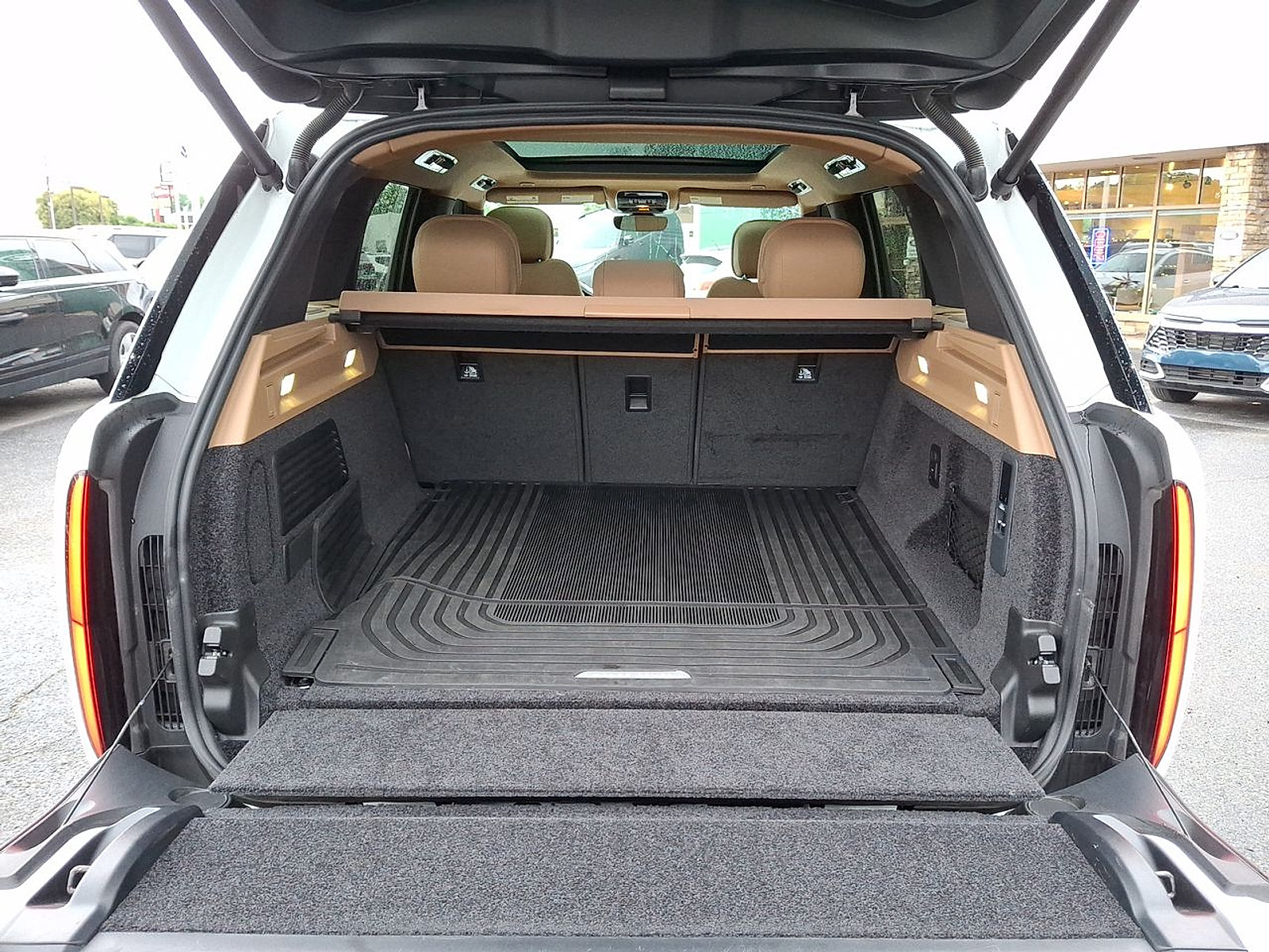 Certified 2025 Land Rover Range Rover SE AWD/4WD image 27