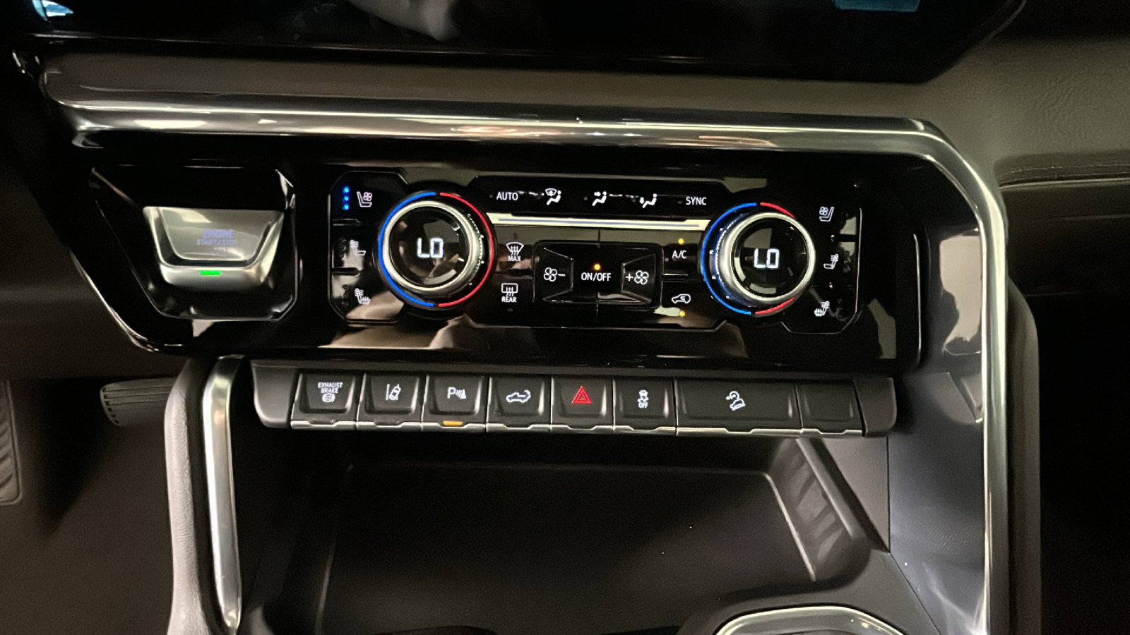 Used 2024 GMC Sierra 2500 Denali w/ Denali Reserve Package AWD/4WD image 27