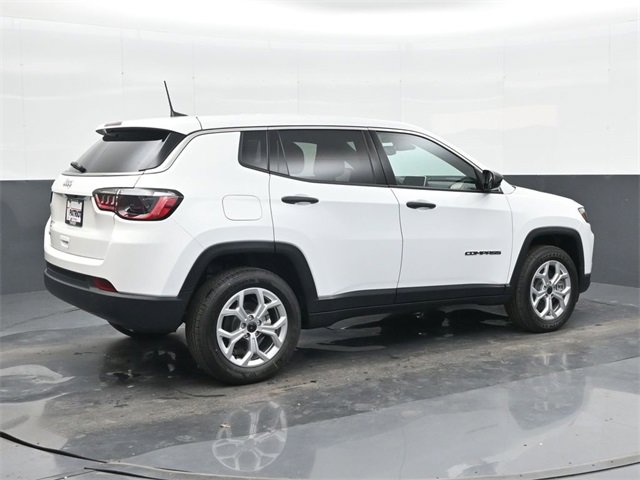 Used 2025 Jeep Compass Sport image 4