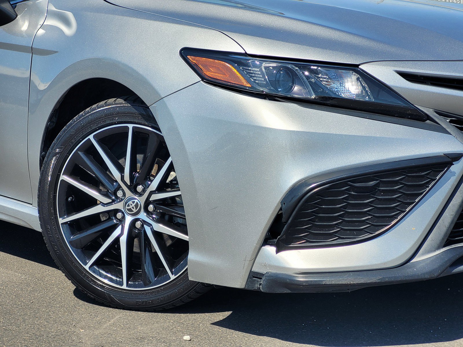 Used 2021 Toyota Camry SE w/ Convenience Package FWD image 3