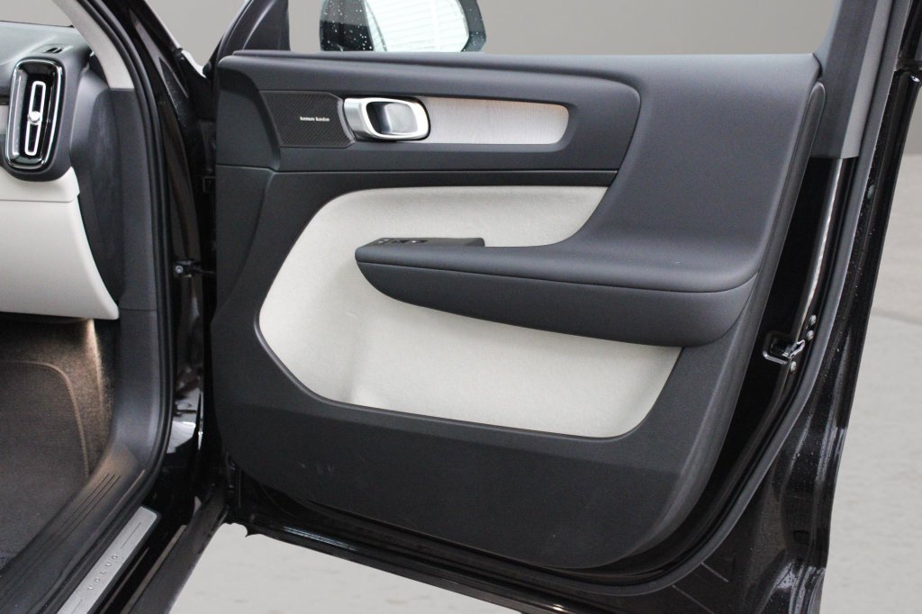 Used 2025 Volvo XC40 B5 Ultra AWD/4WD image 23