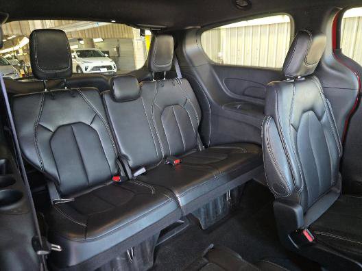 Used 2025 Chrysler Pacifica Select FWD image 12