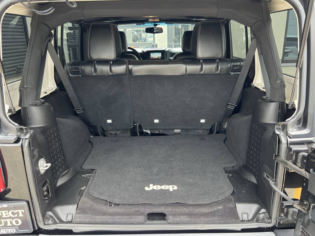 Used 2015 Jeep Wrangler Unlimited Sahara w/ Connectivity Group AWD/4WD image 31