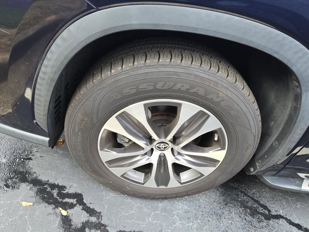 Used 2022 Toyota Highlander XLE image 4