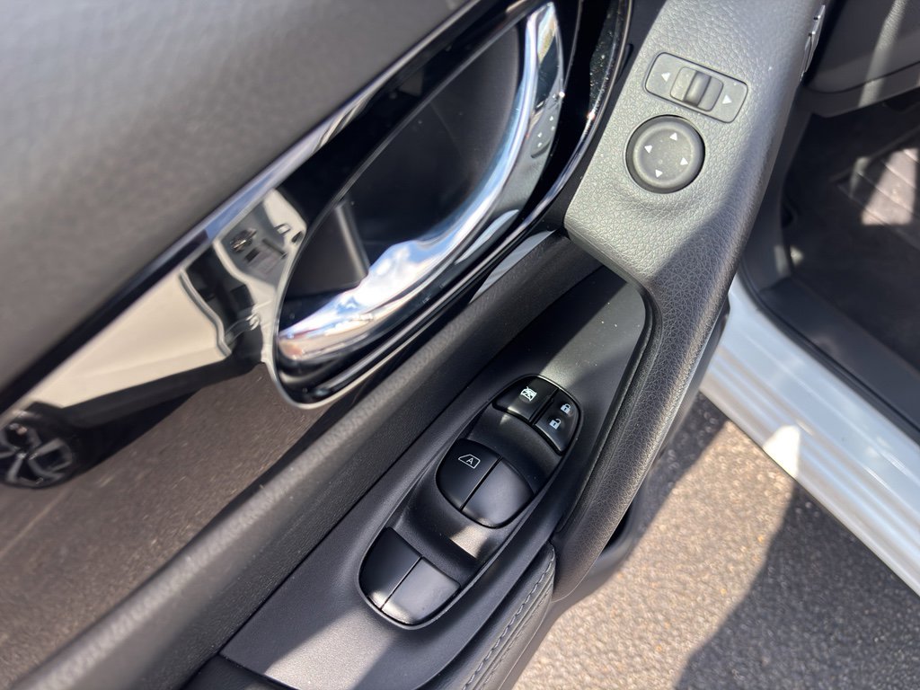 Used 2022 Nissan Rogue Sport SL w/ Premium Package image 11