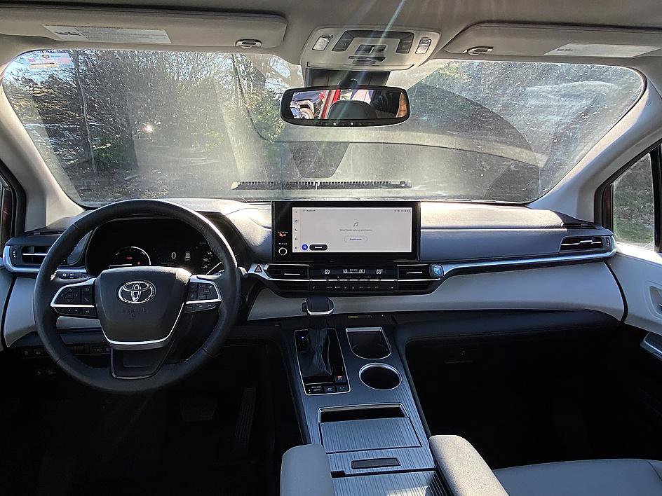 Certified 2025 Toyota Sienna XLE image 20