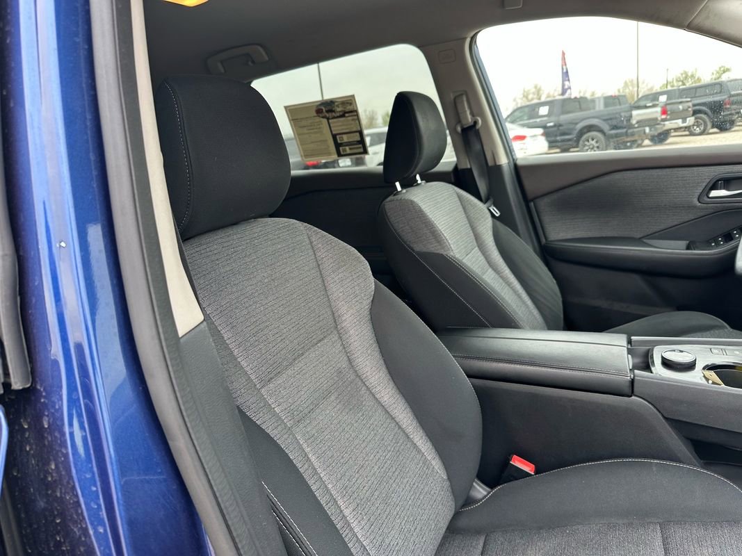 Used 2022 Nissan Rogue SV image 16