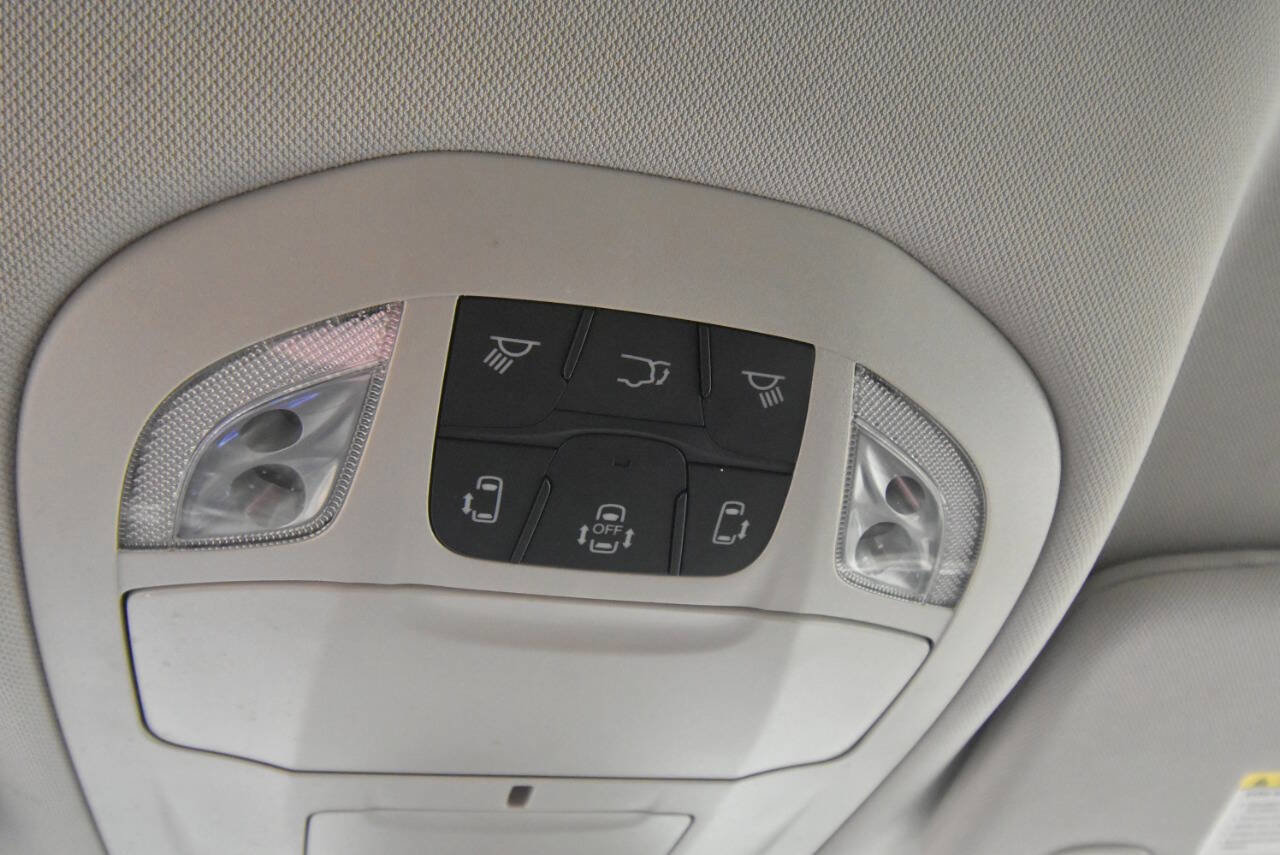 Used 2024 Chrysler Pacifica Touring-L FWD image 22