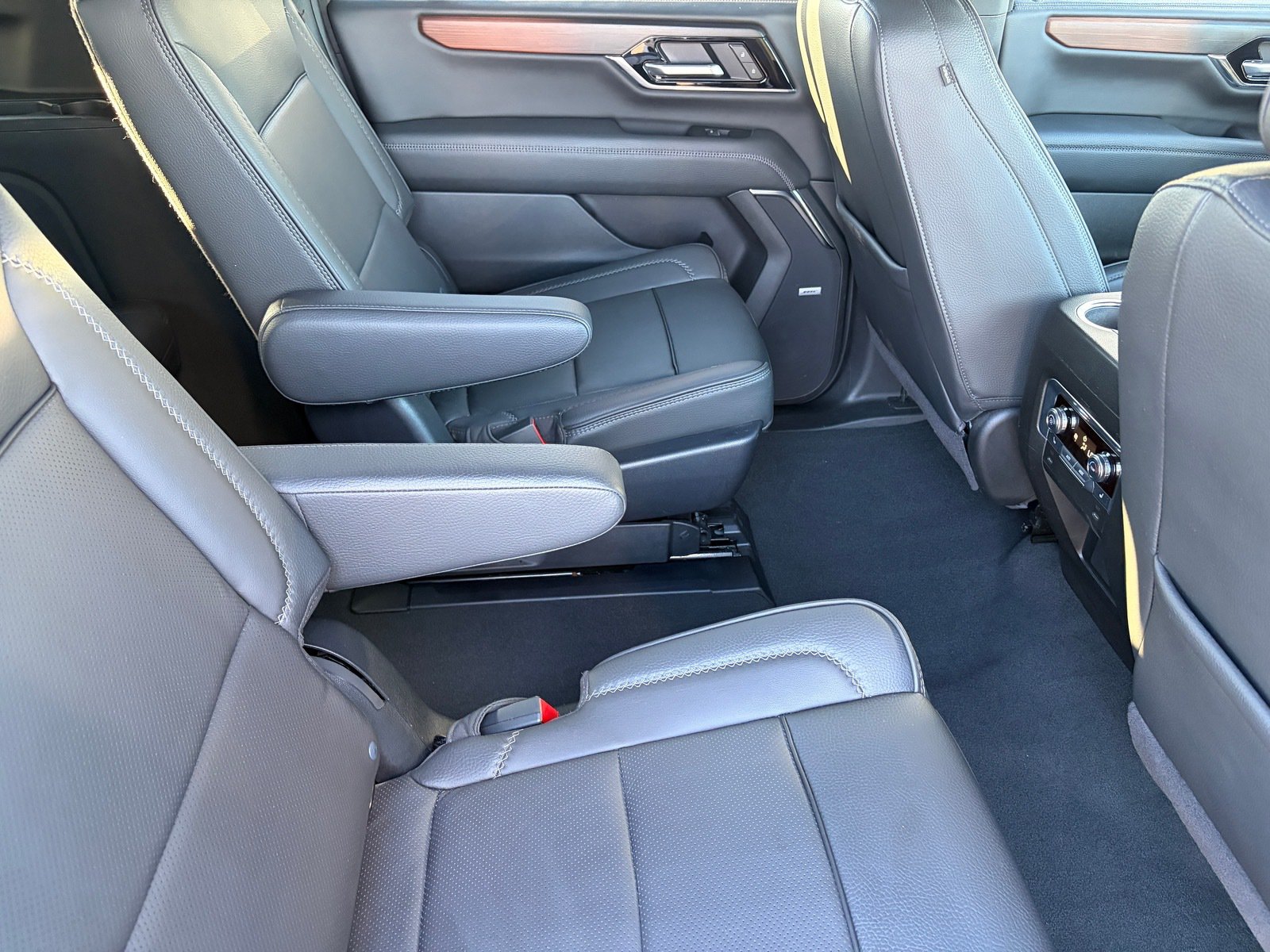 Used 2025 GMC Yukon XL Denali AWD/4WD image 11