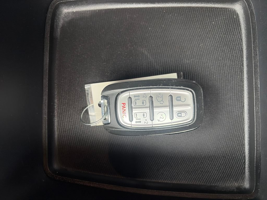 Used 2025 Chrysler Pacifica Select FWD image 28