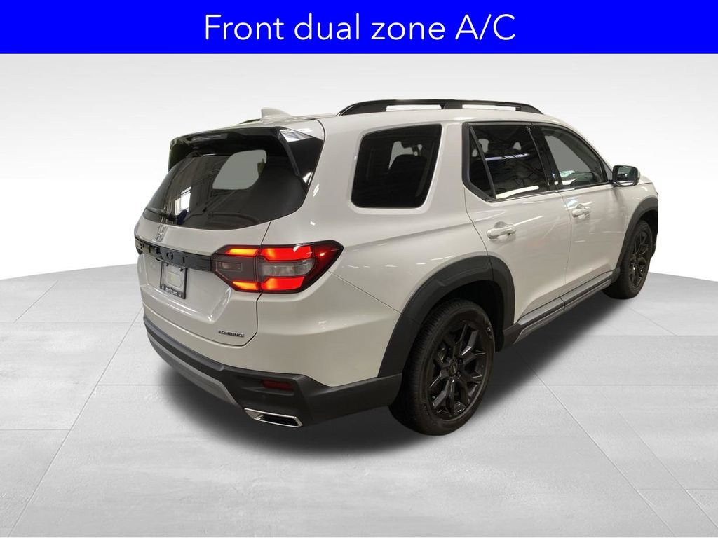 Used 2025 Honda Pilot Touring image 9
