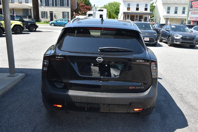 Used 2025 Nissan Kicks SR AWD/4WD image 5