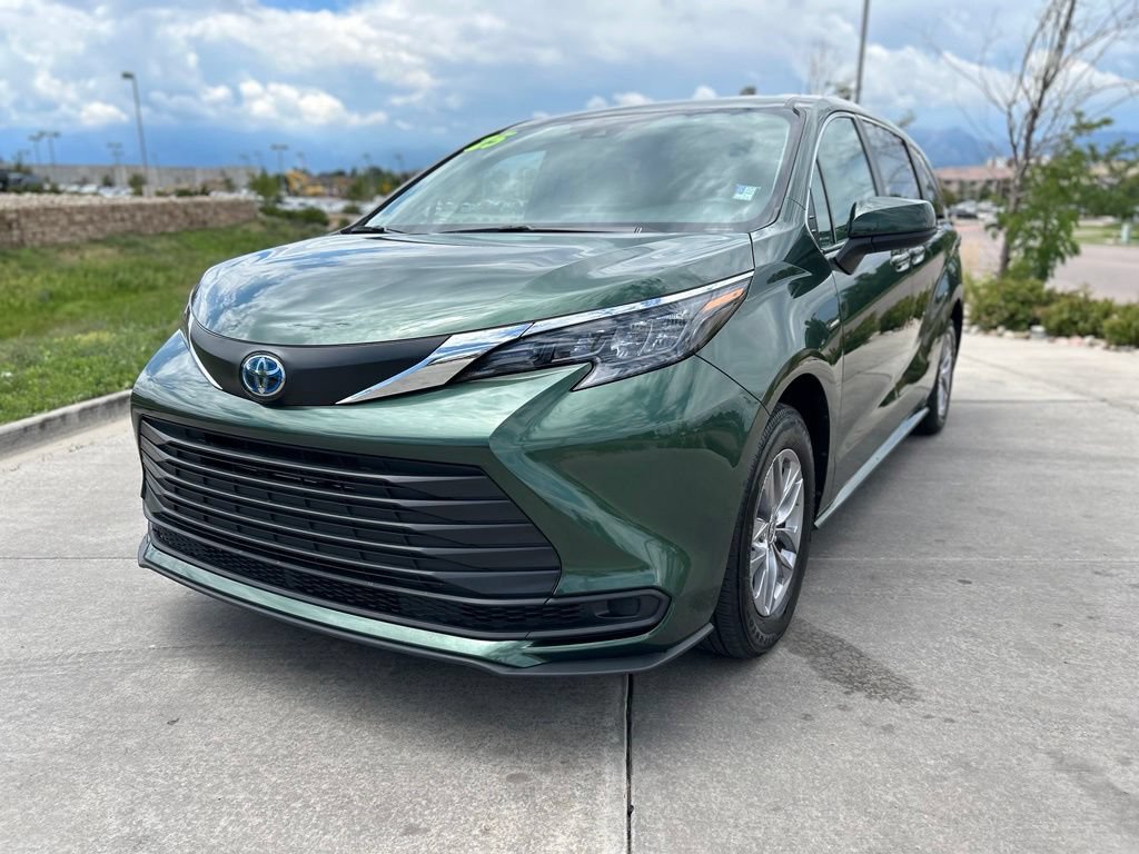 Used 2025 Toyota Sienna LE FWD image 3