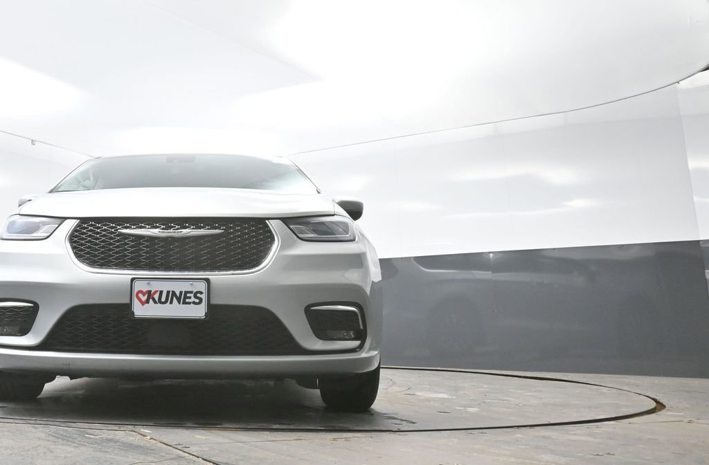 Used 2023 Chrysler Pacifica Touring-L image 26