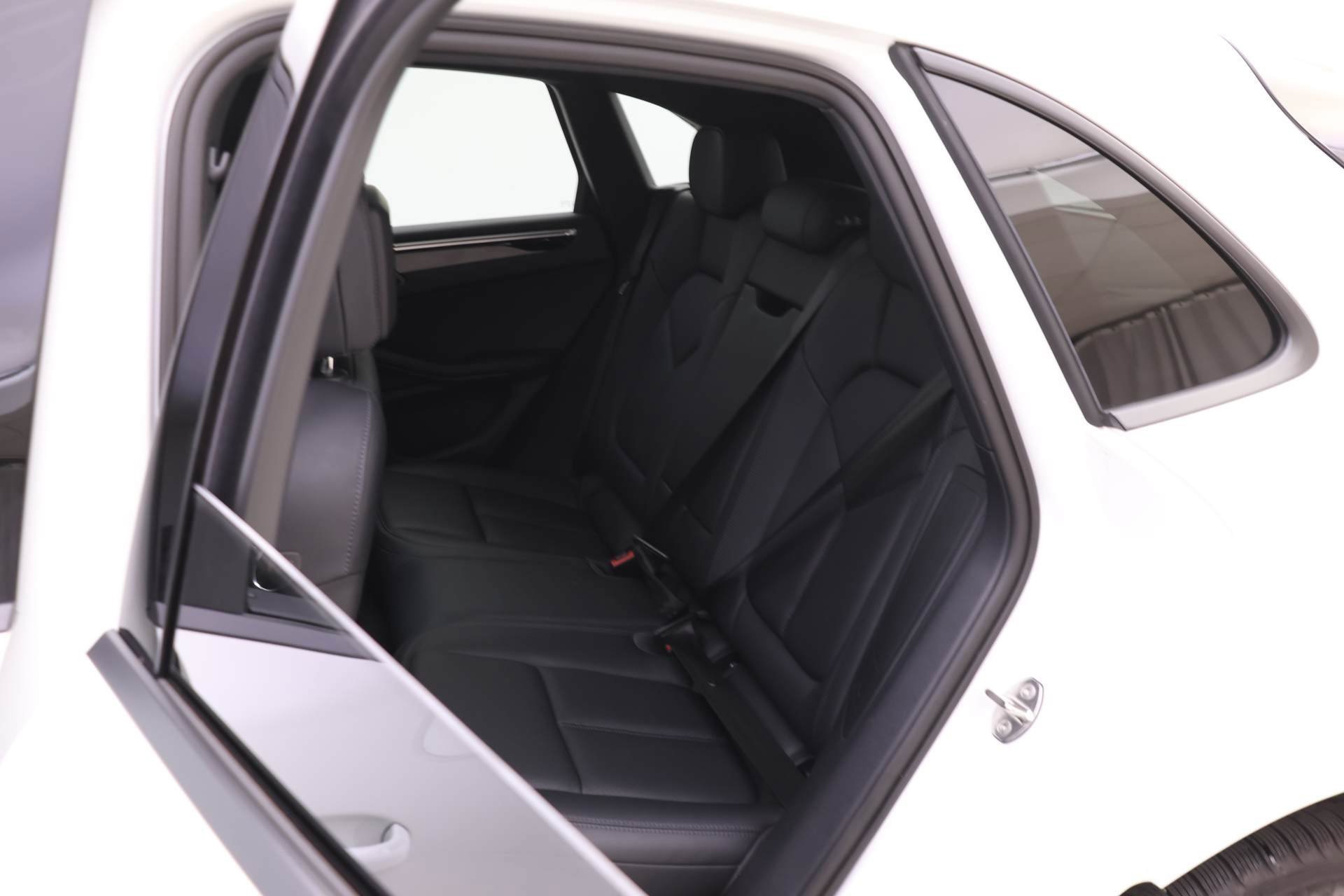 Certified 2024 Porsche Macan image 15