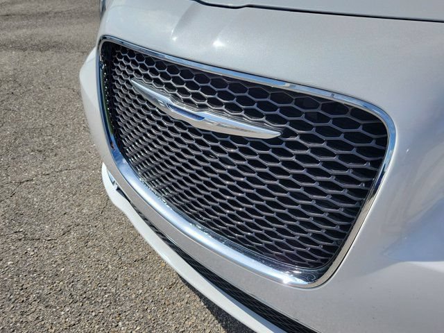 Used 2015 Chrysler 300 C RWD image 12