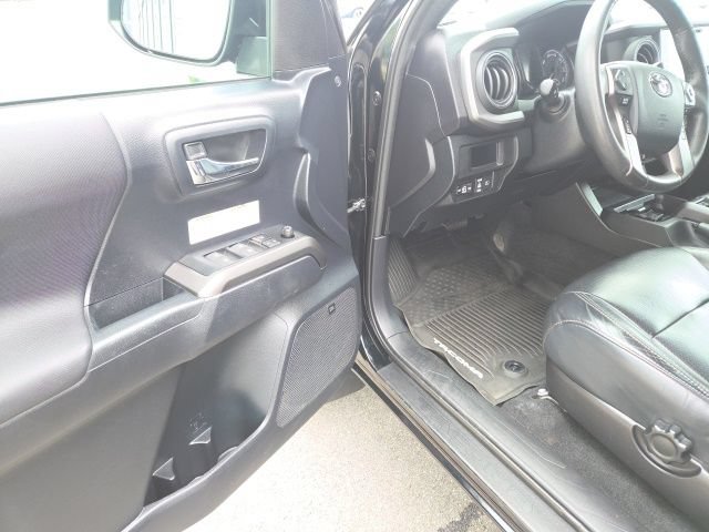 Used 2019 Toyota Tacoma TRD Off-Road AWD/4WD image 13
