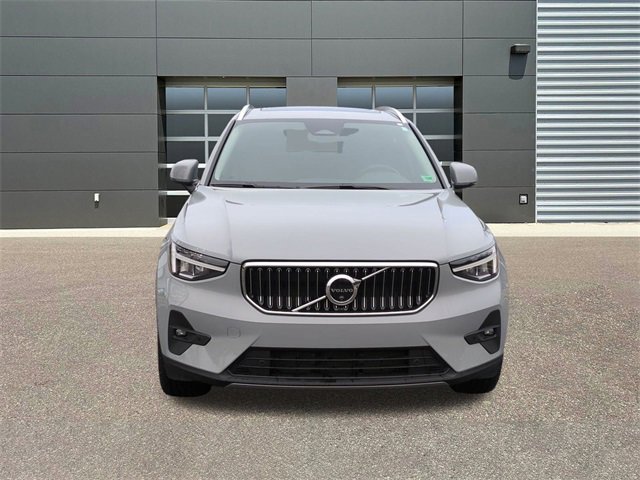 Used 2025 Volvo XC40 B5 Plus image 2