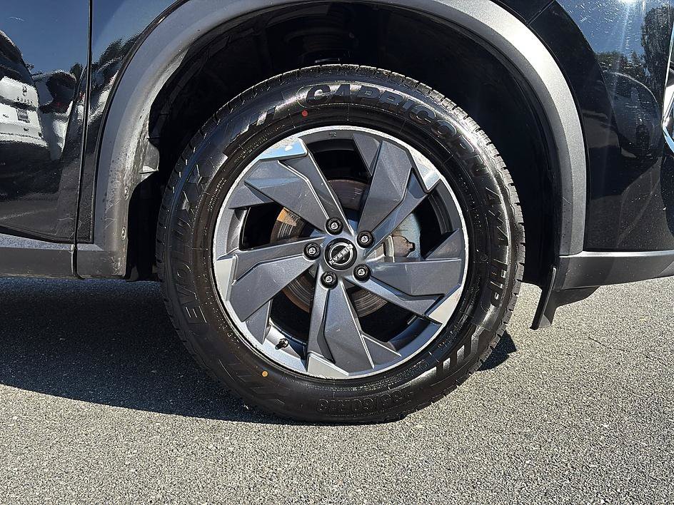 Certified 2025 Nissan Rogue SV FWD image 12