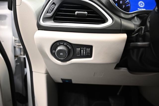 Used 2024 Chrysler Pacifica Touring-L FWD image 24