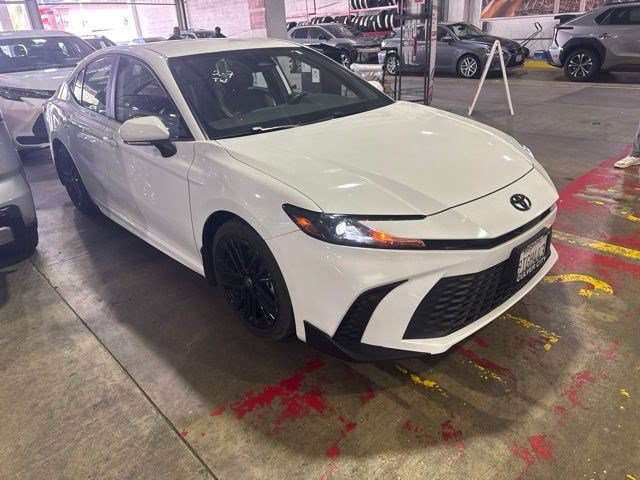 Used 2025 Toyota Camry SE w/ Convenience Package FWD image 3