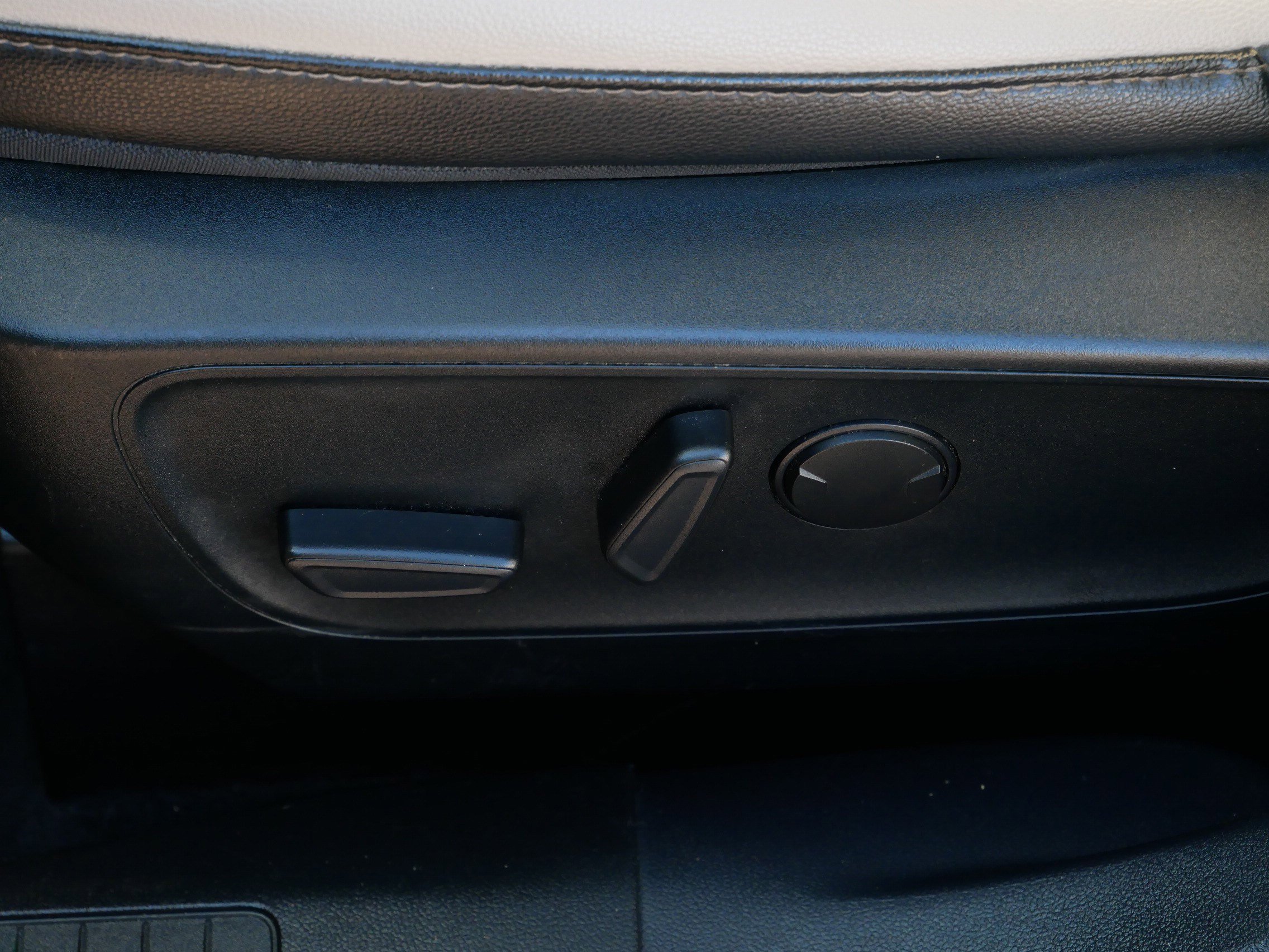 Used 2020 Ford Escape Titanium image 19