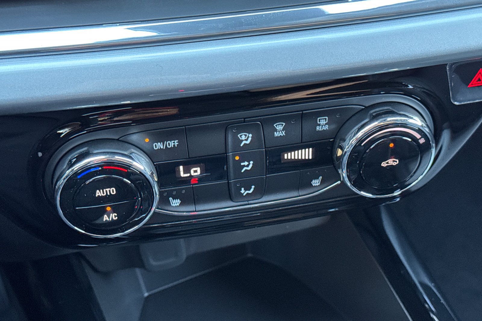 New 2026 Chevrolet Trax LT w/ LT Convenience Package FWD image 19